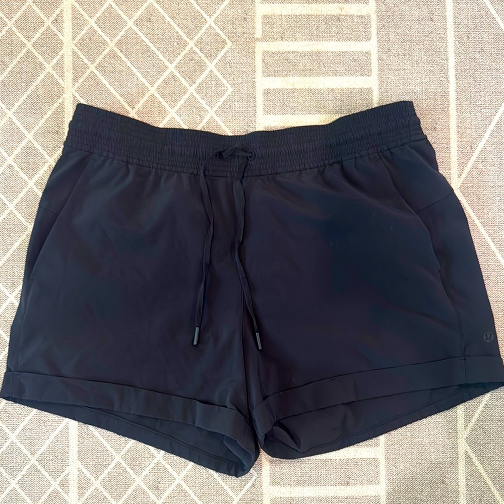 Lululemon Women's Black cuffed Shorts